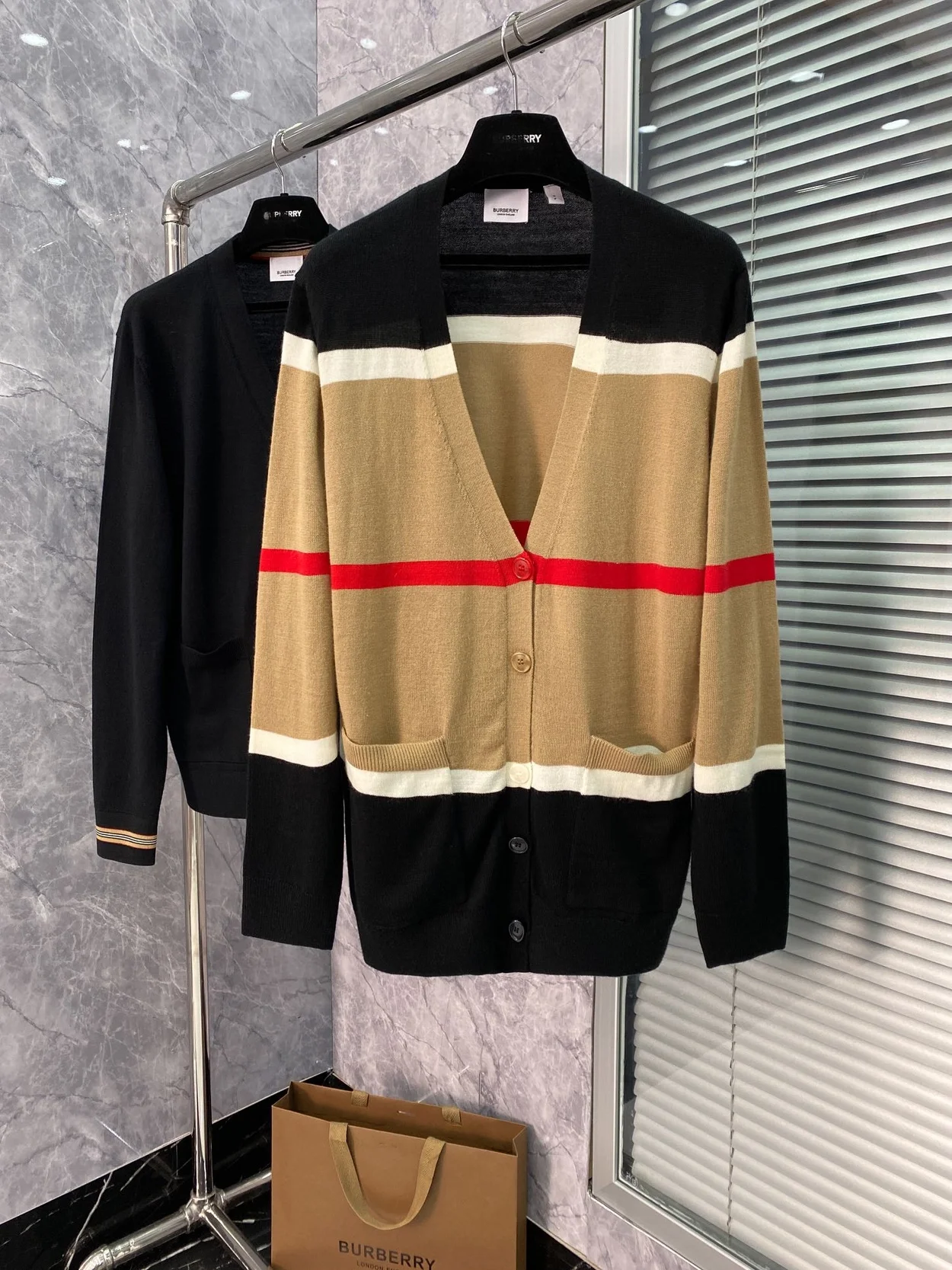 버버리 스트라이프 캐시미어 실크 가디건