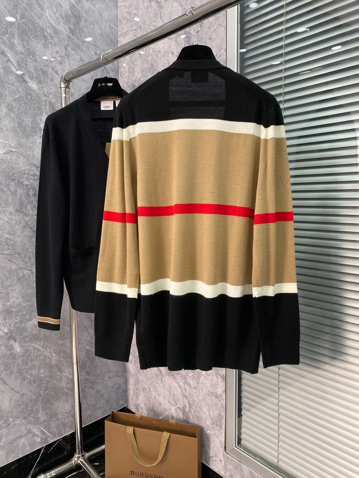 버버리 스트라이프 캐시미어 실크 가디건