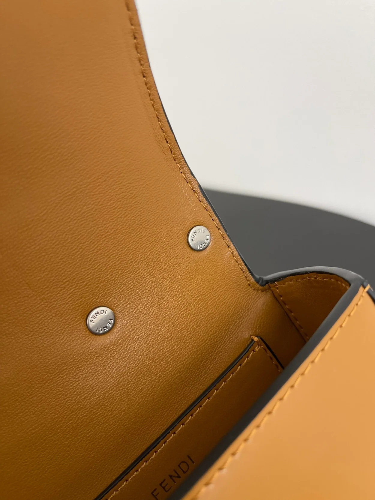 펜디 나노 백 F 브라운