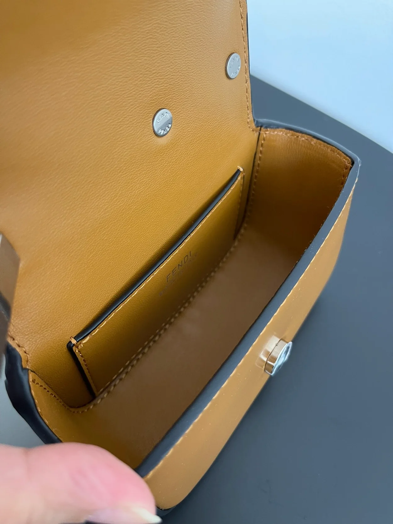 펜디 나노 백 F 브라운