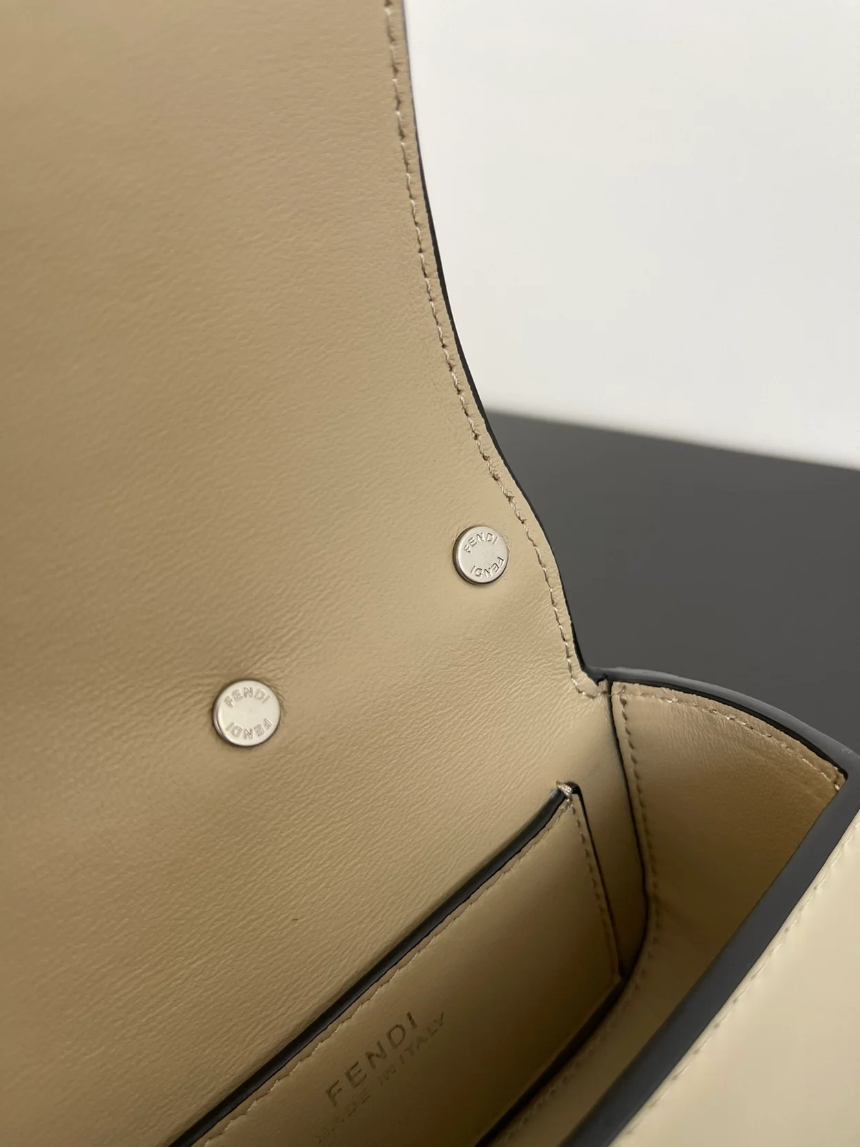 펜디 나노 백 F 베이지