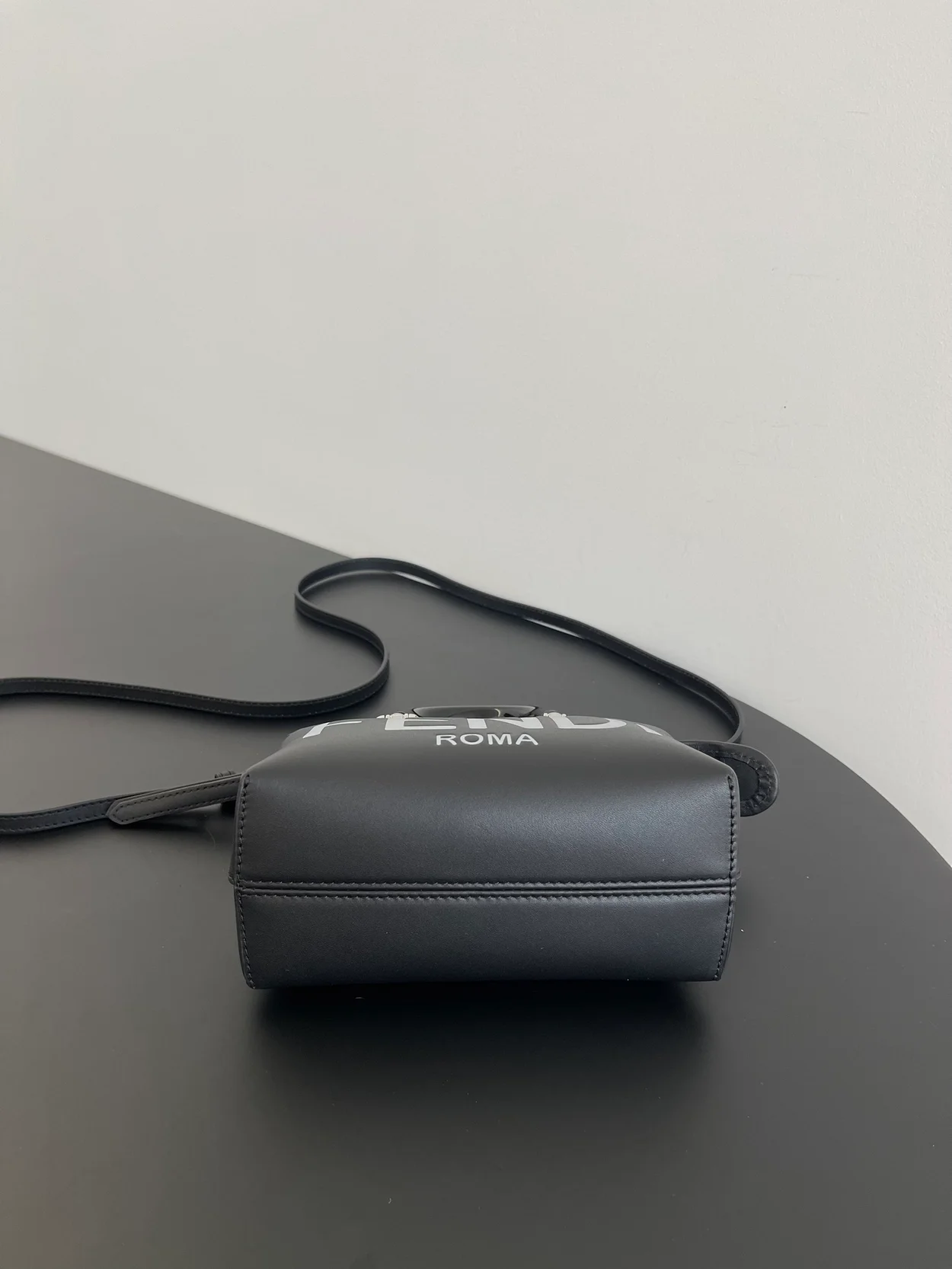 펜디 로마 바이 더 웨이 미니 백 블랙