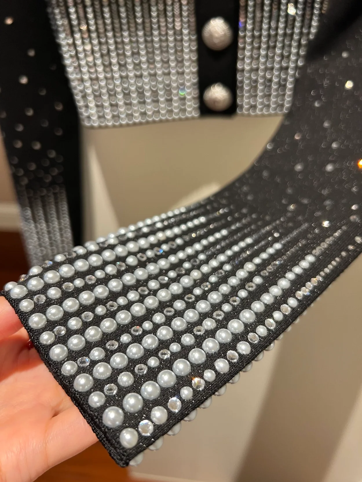 발망 크리스탈 엠벨리시드 니트 가디건