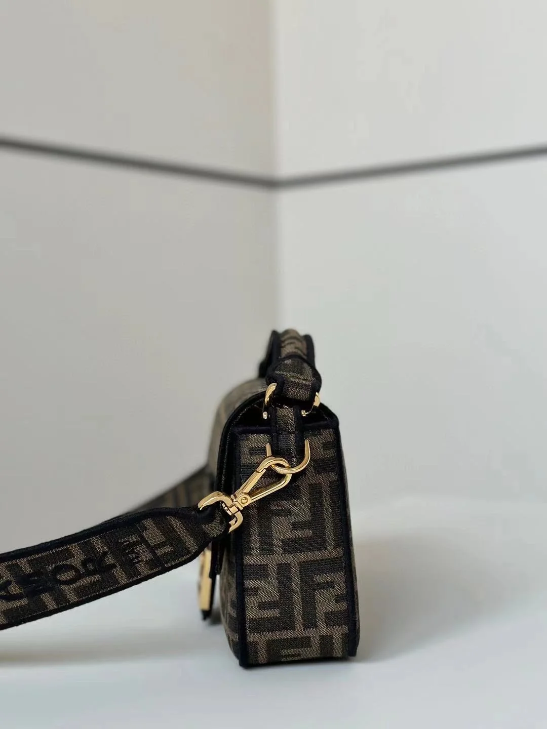 펜디 바게트 FF 자카드 미디움