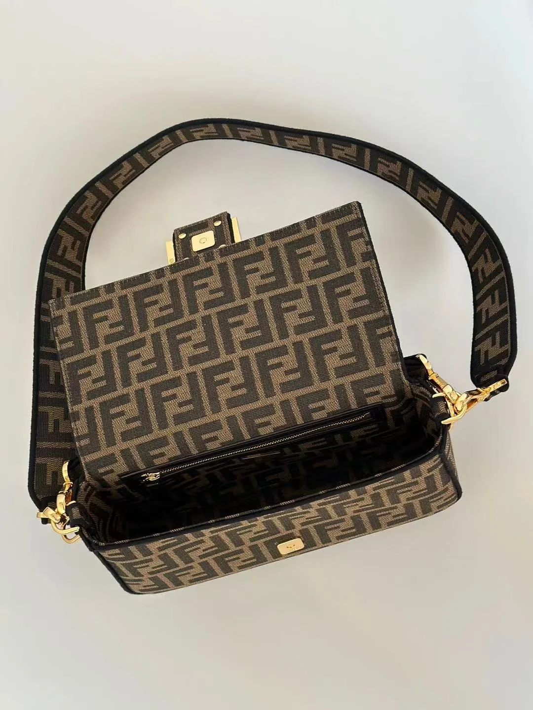 펜디 바게트 FF 자카드 미디움