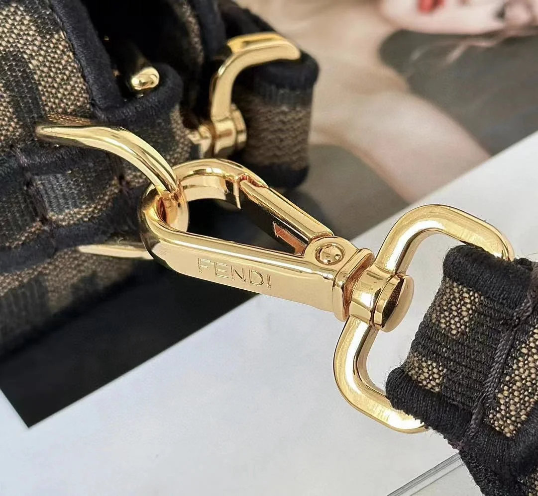 펜디 바게트 FF 자카드 미디움