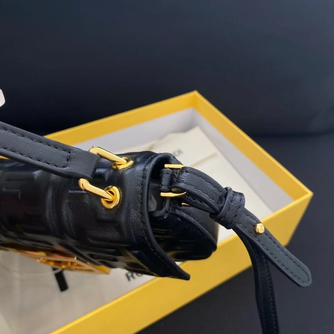 펜디 바게트 레더 백 블랙