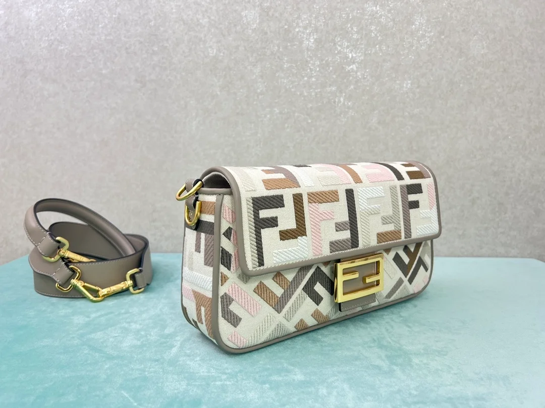 펜디 바게트 FF 멀티 컬러 캔버스백