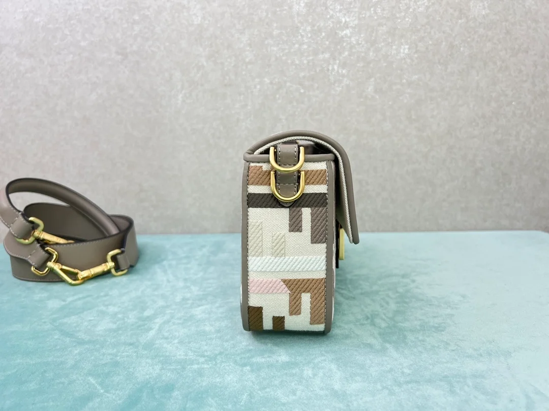 펜디 바게트 FF 멀티 컬러 캔버스백