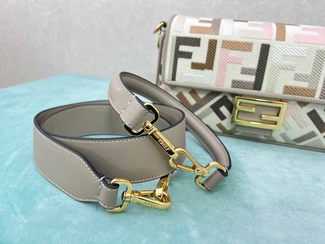 펜디 바게트 FF 멀티 컬러 캔버스백