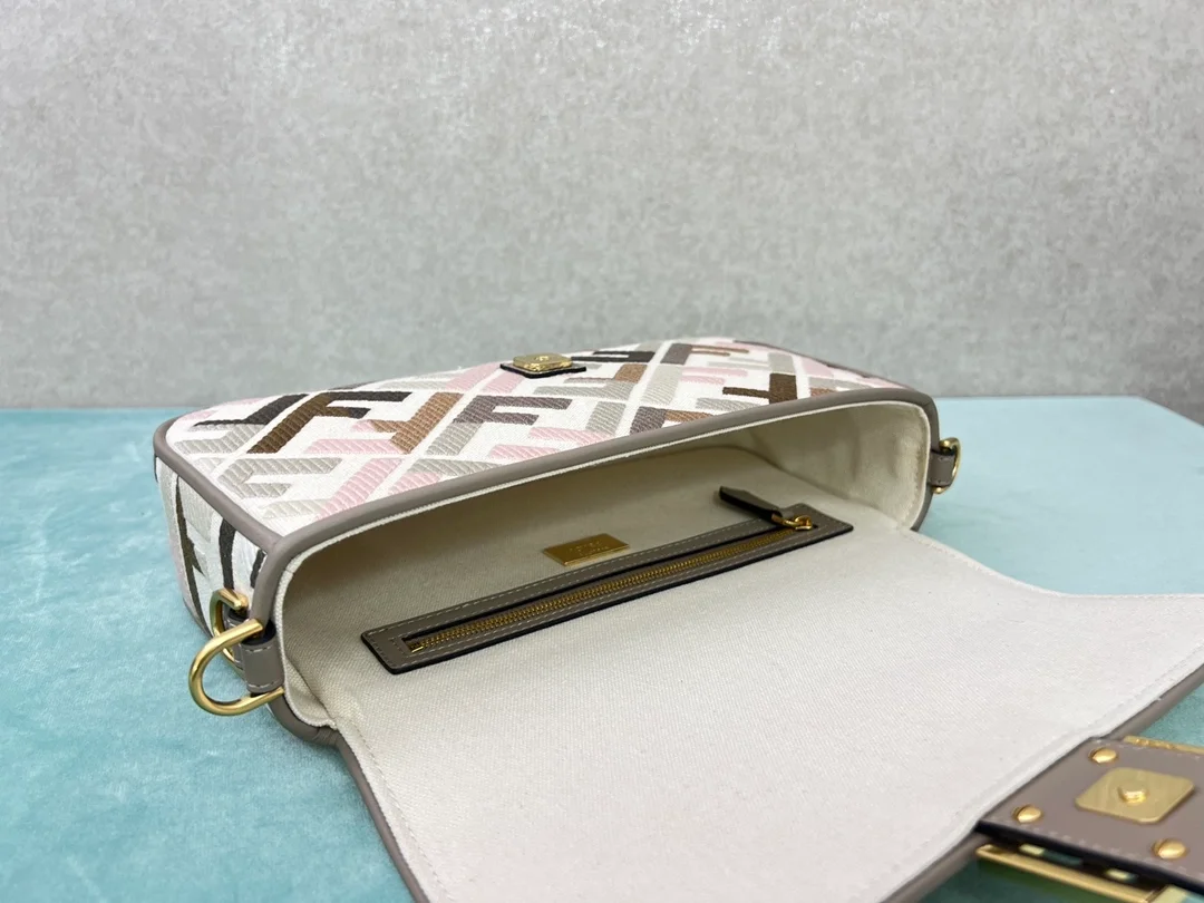 펜디 바게트 FF 멀티 컬러 캔버스백