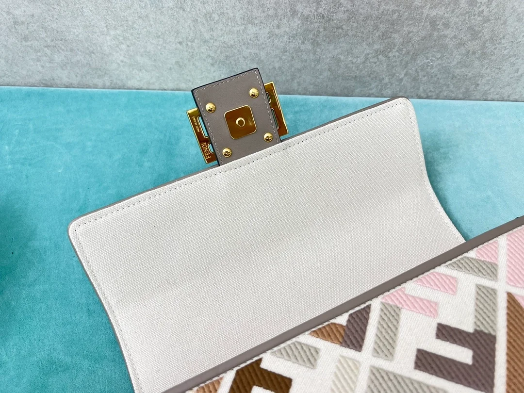 펜디 바게트 FF 멀티 컬러 캔버스백