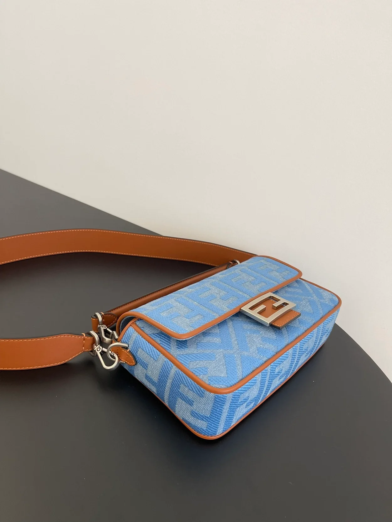 펜디 바게트 FF 블루 데님 스몰 백