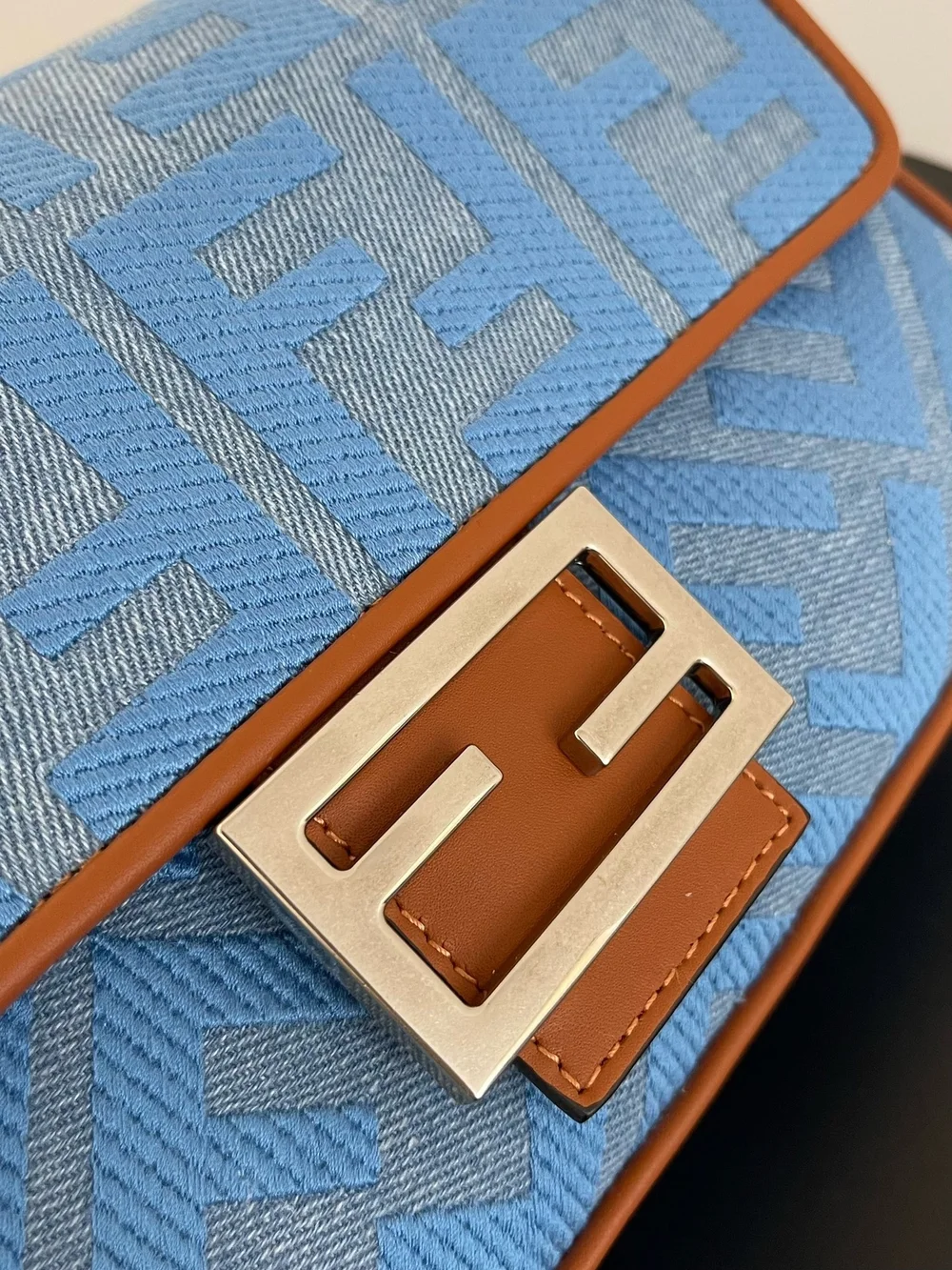 펜디 바게트 FF 블루 데님 스몰 백