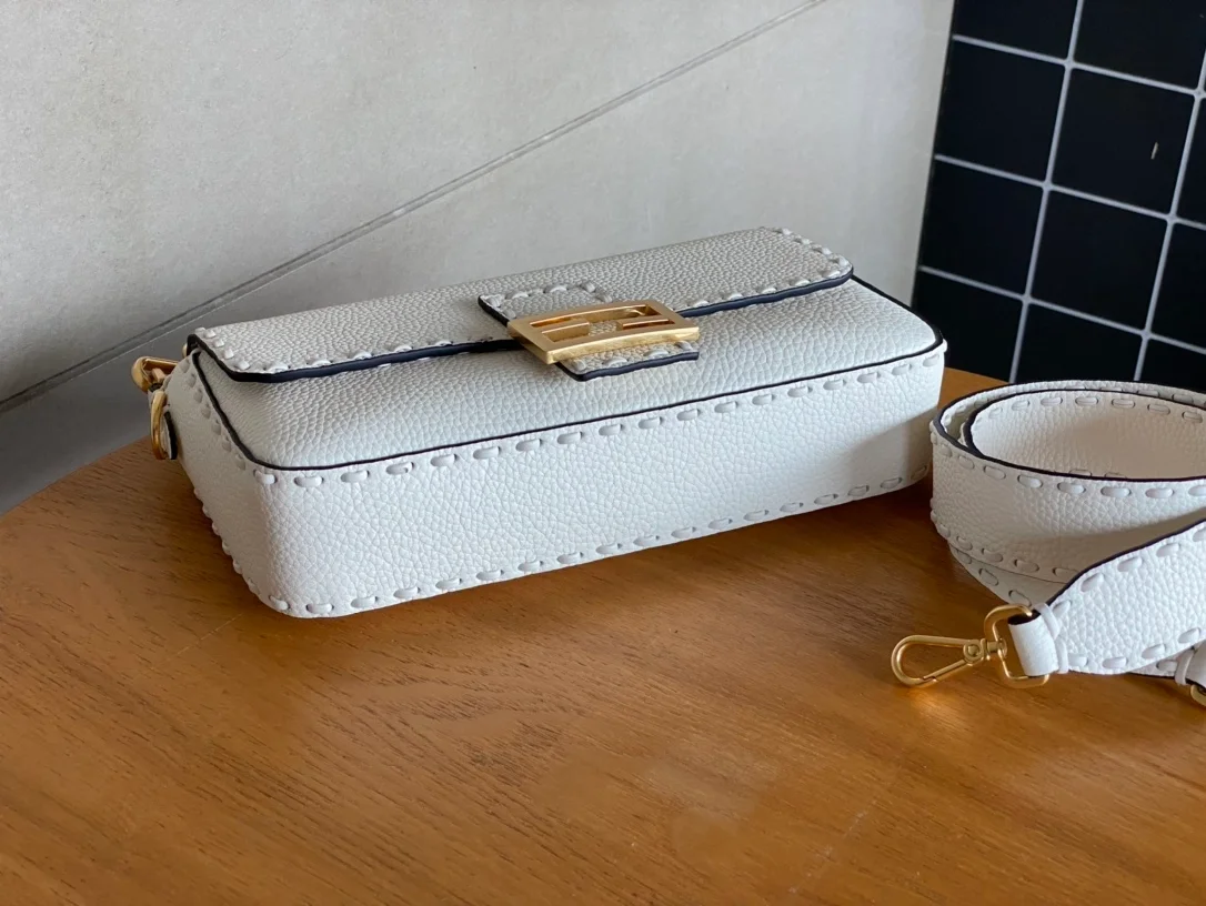 펜디 미니 바게트 FF 모티프 레더백 화이트