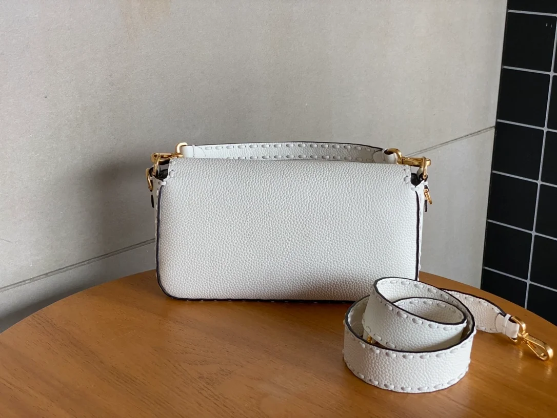 펜디 미니 바게트 FF 모티프 레더백 화이트