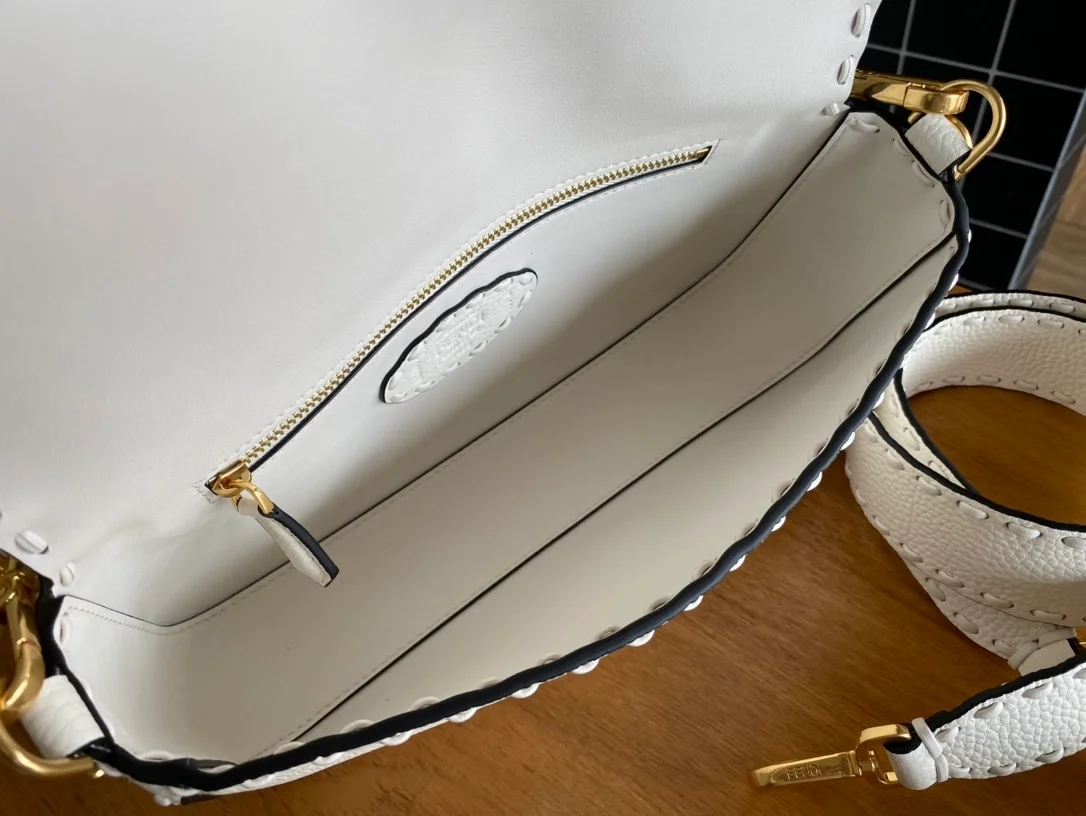펜디 미니 바게트 FF 모티프 레더백 화이트