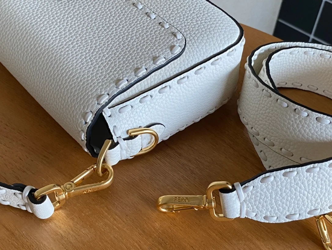 펜디 미니 바게트 FF 모티프 레더백 화이트