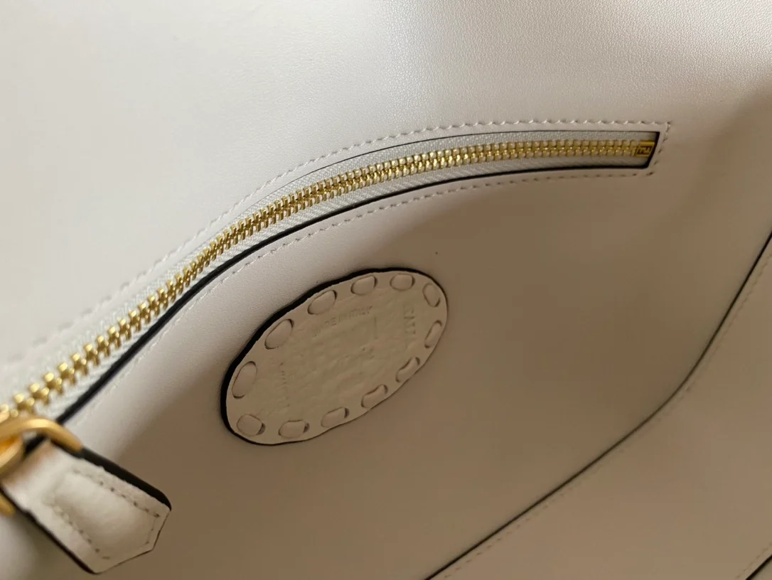 펜디 미니 바게트 FF 모티프 레더백 화이트