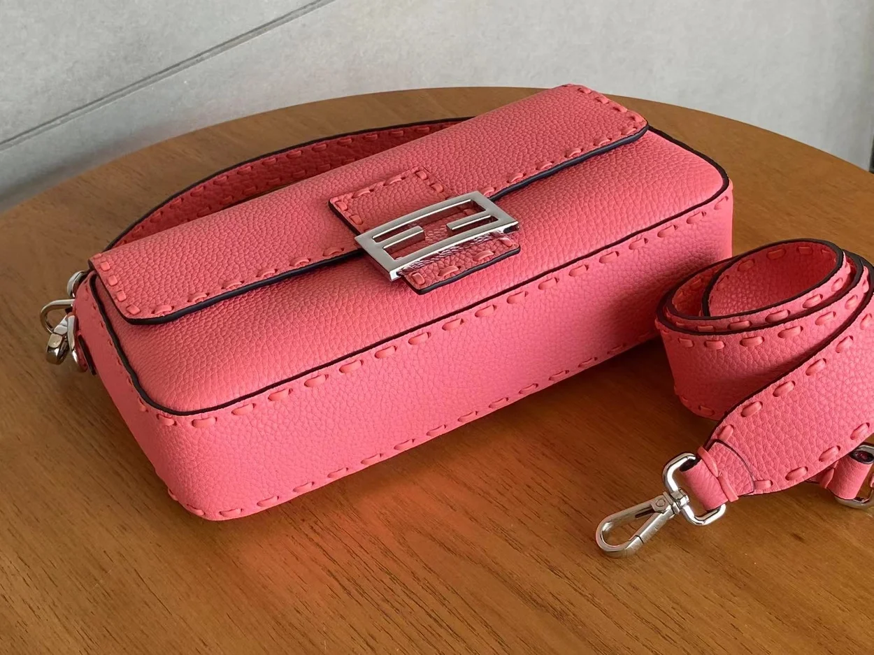 펜디 미니 바게트 FF 모티프 레더백 핑크