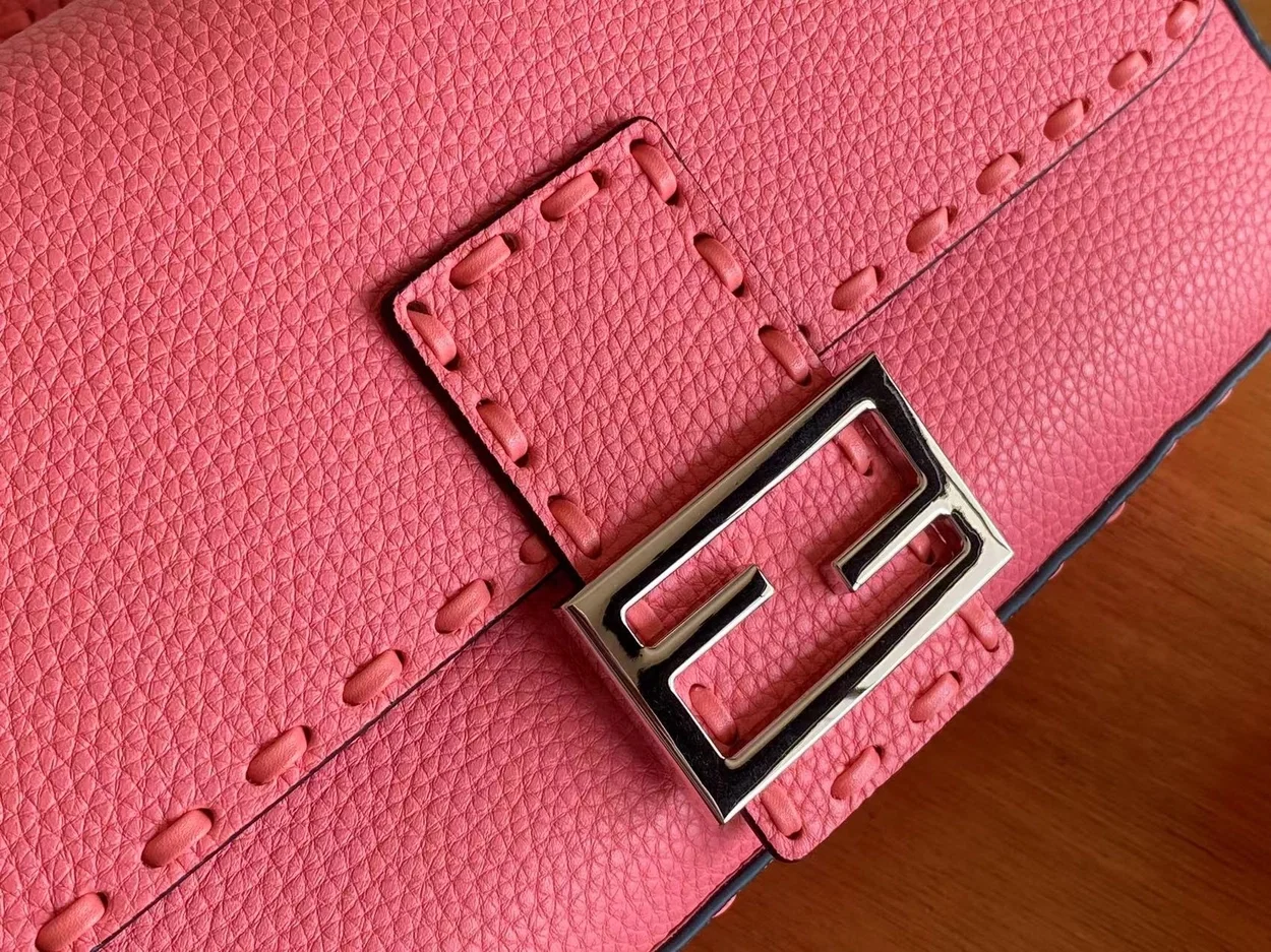 펜디 미니 바게트 FF 모티프 레더백 핑크