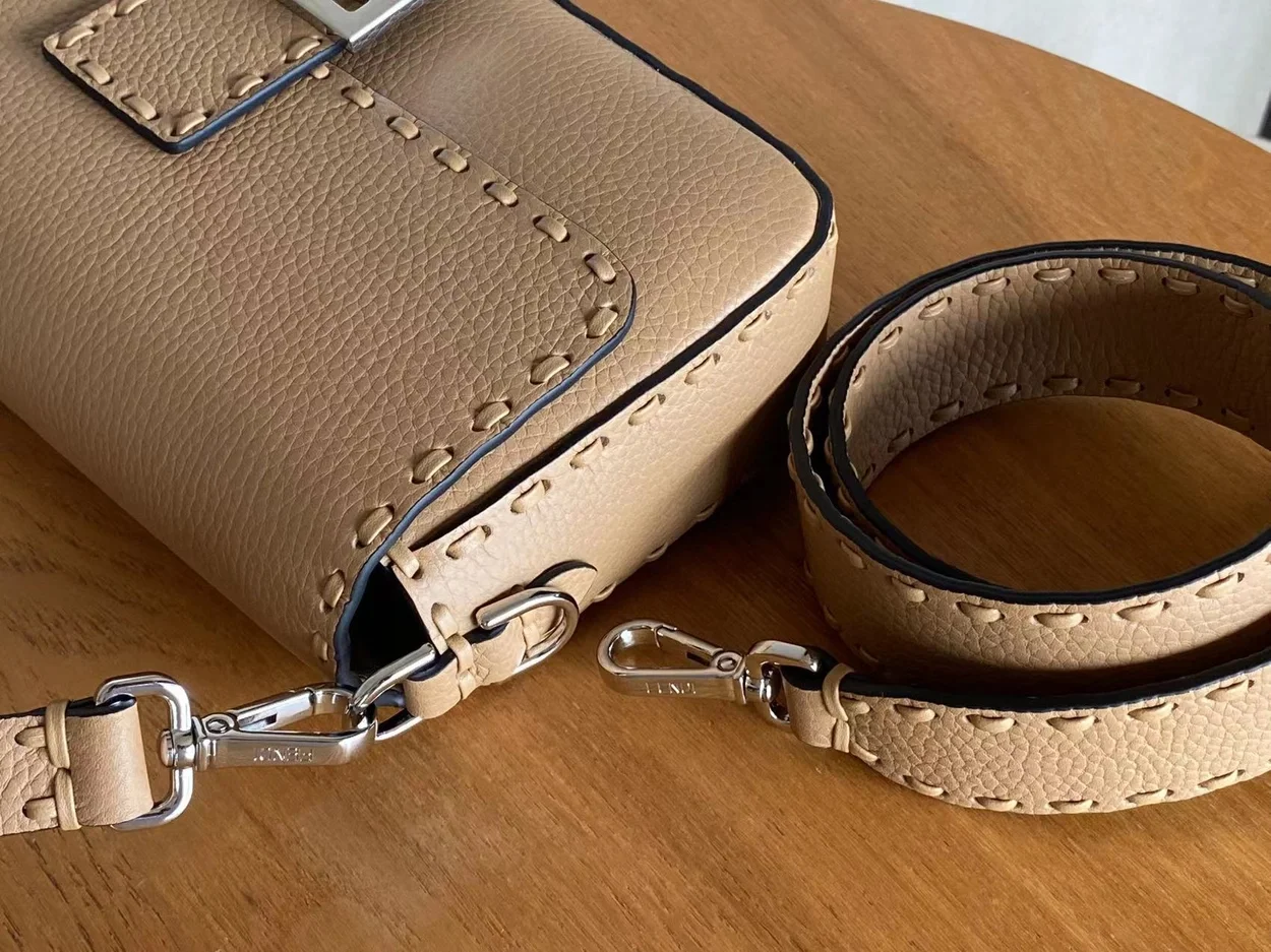 펜디 미니 바게트 FF 모티프 레더백 브라운