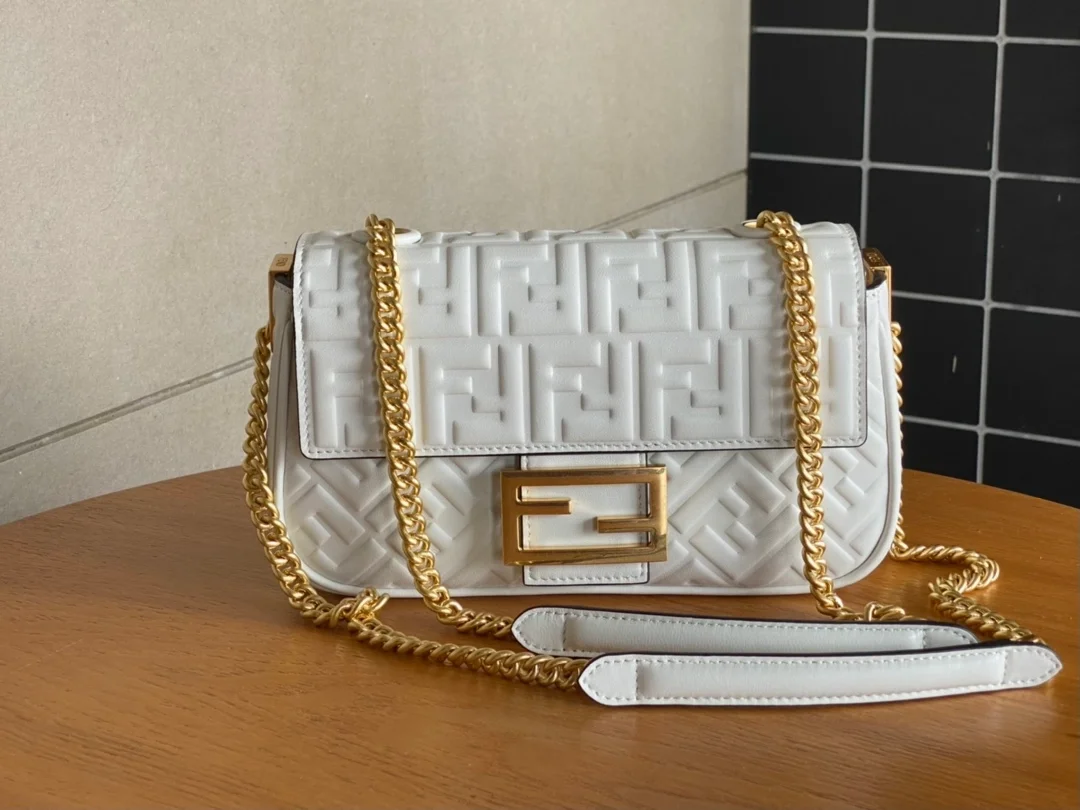 펜디 바게트 미디엄 체인 백 화이트