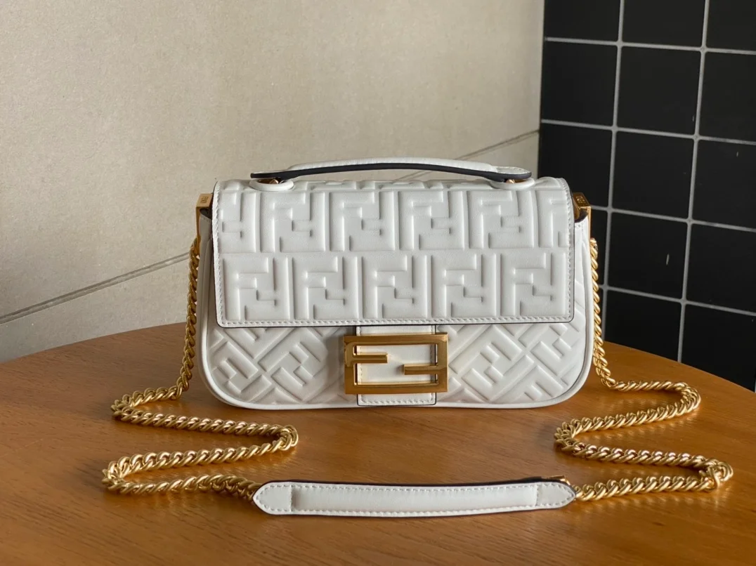 펜디 바게트 미디엄 체인 백 화이트