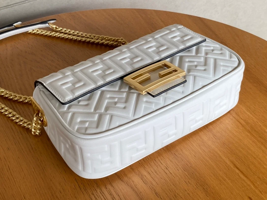 펜디 바게트 미디엄 체인 백 화이트