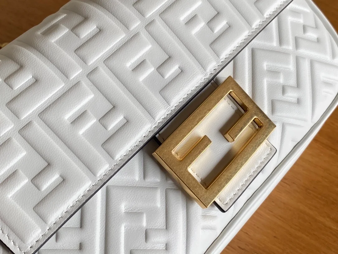 펜디 바게트 미디엄 체인 백 화이트