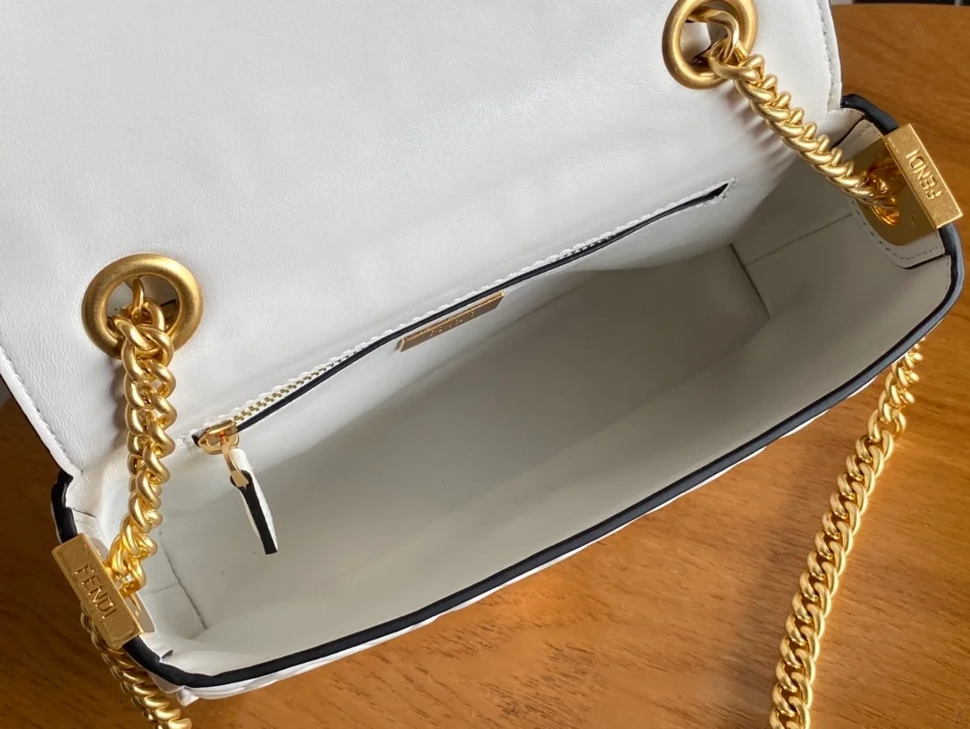 펜디 바게트 미디엄 체인 백 화이트