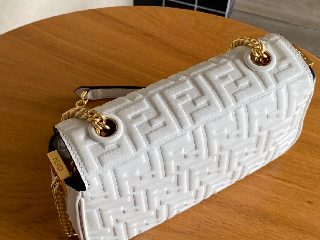 펜디 바게트 미디엄 체인 백 화이트