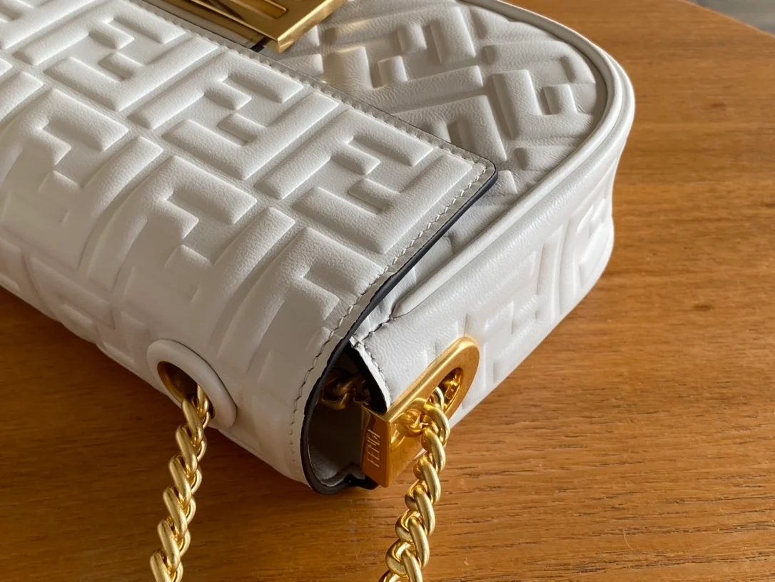 펜디 바게트 미디엄 체인 백 화이트