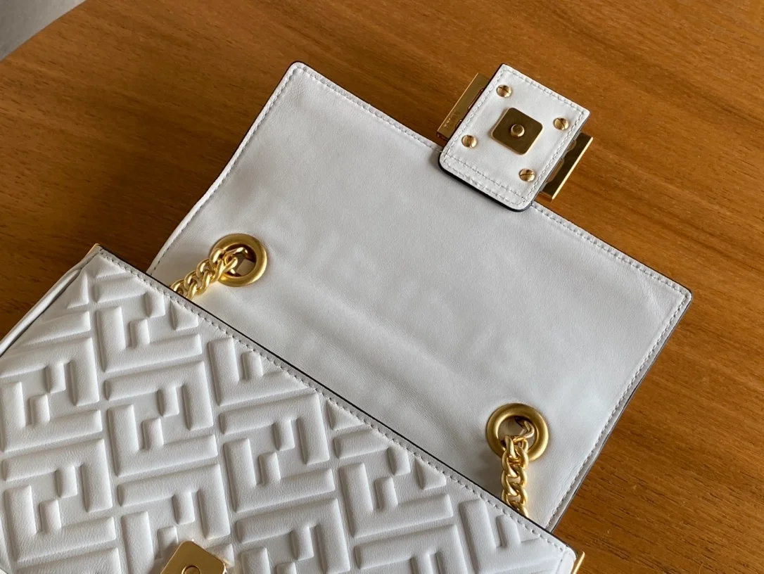 펜디 바게트 미디엄 체인 백 화이트