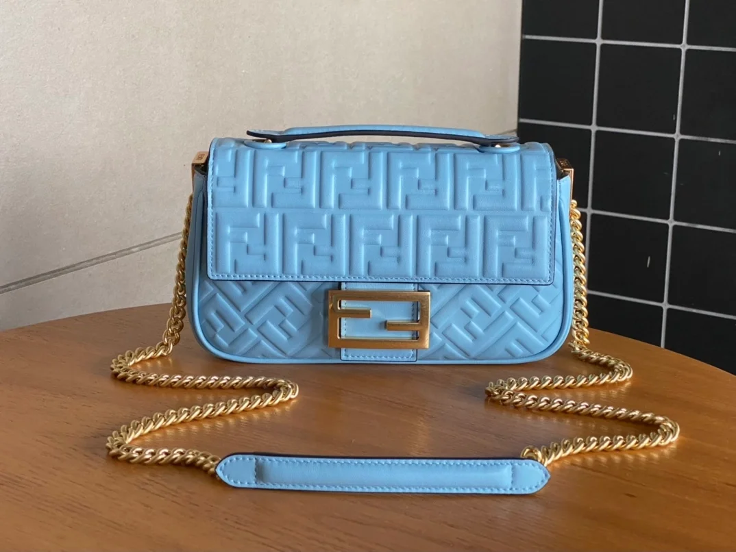 펜디 바게트 미디엄 체인 백 블루