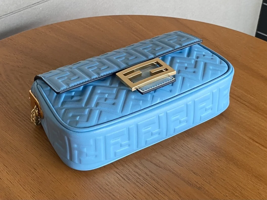 펜디 바게트 미디엄 체인 백 블루