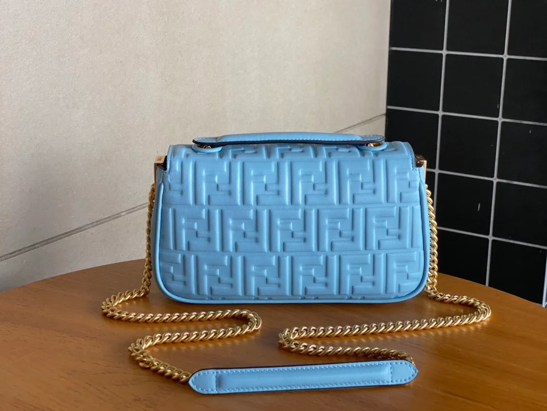 펜디 바게트 미디엄 체인 백 블루