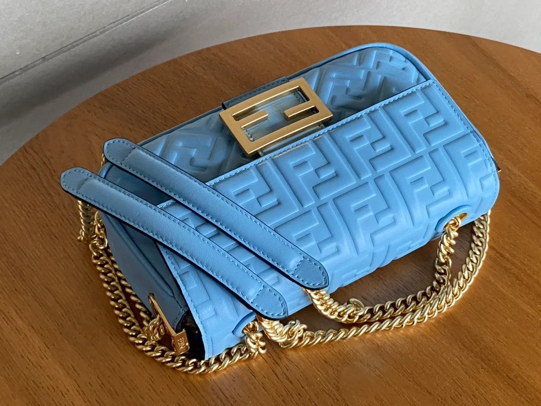 펜디 바게트 미디엄 체인 백 블루