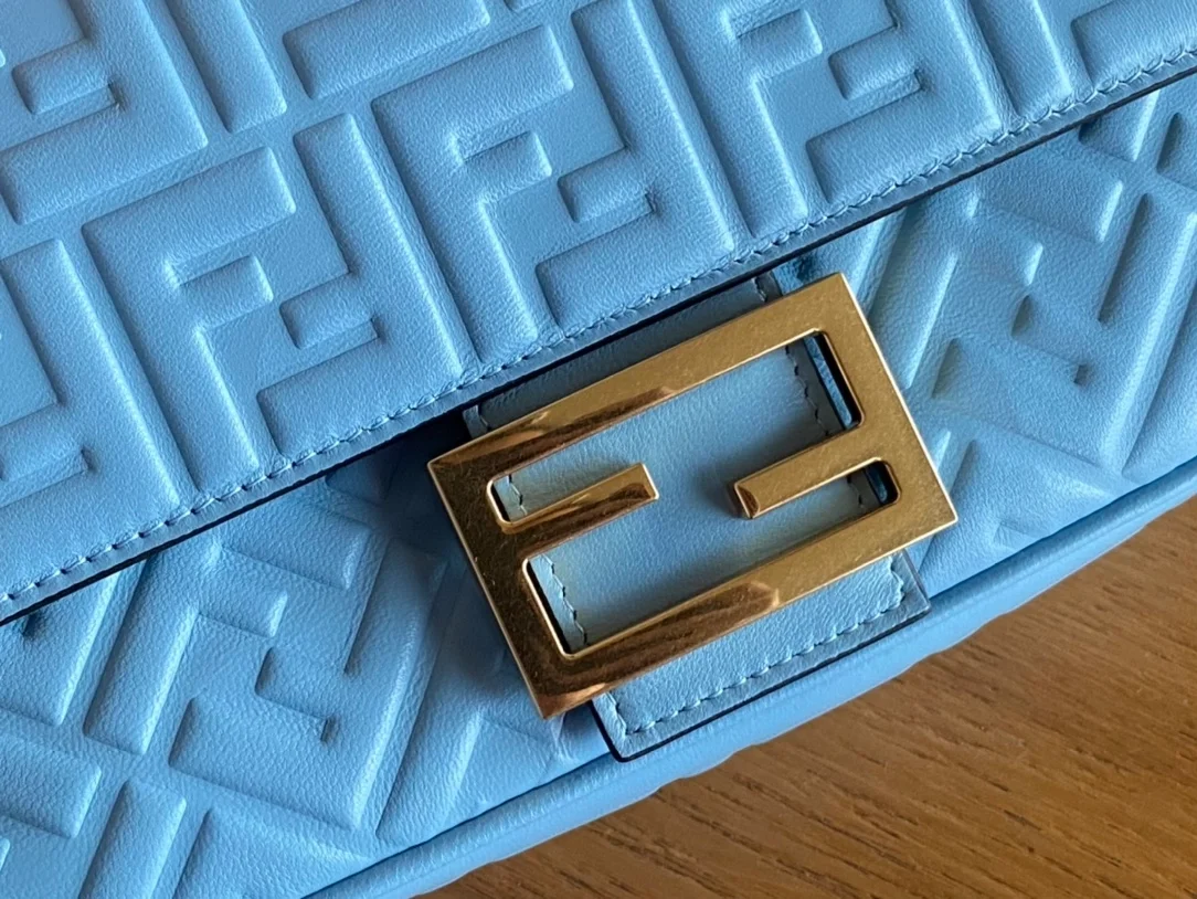 펜디 바게트 미디엄 체인 백 블루