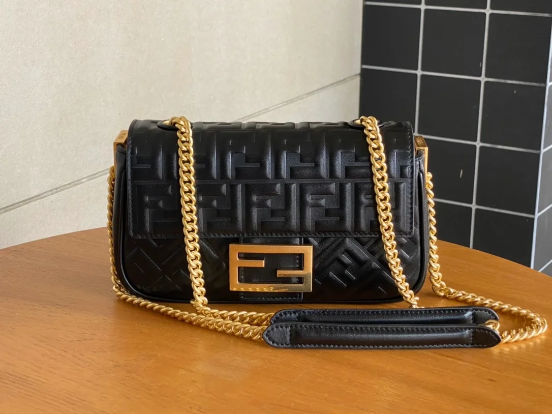 펜디 바게트 미디엄 체인 백 블랙