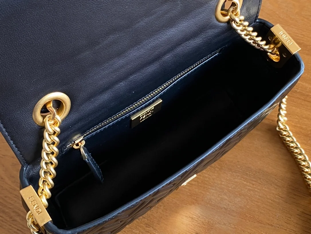 펜디 바게트 미디엄 체인 백 블랙