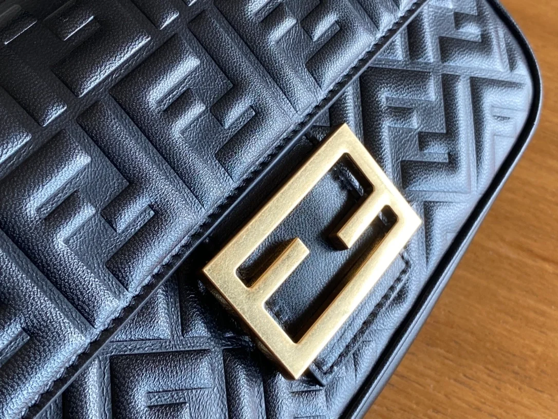 펜디 바게트 미디엄 체인 백 블랙