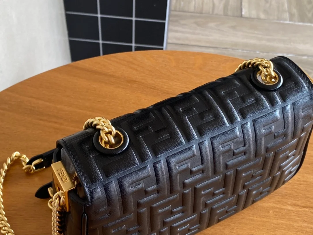 펜디 바게트 미디엄 체인 백 블랙