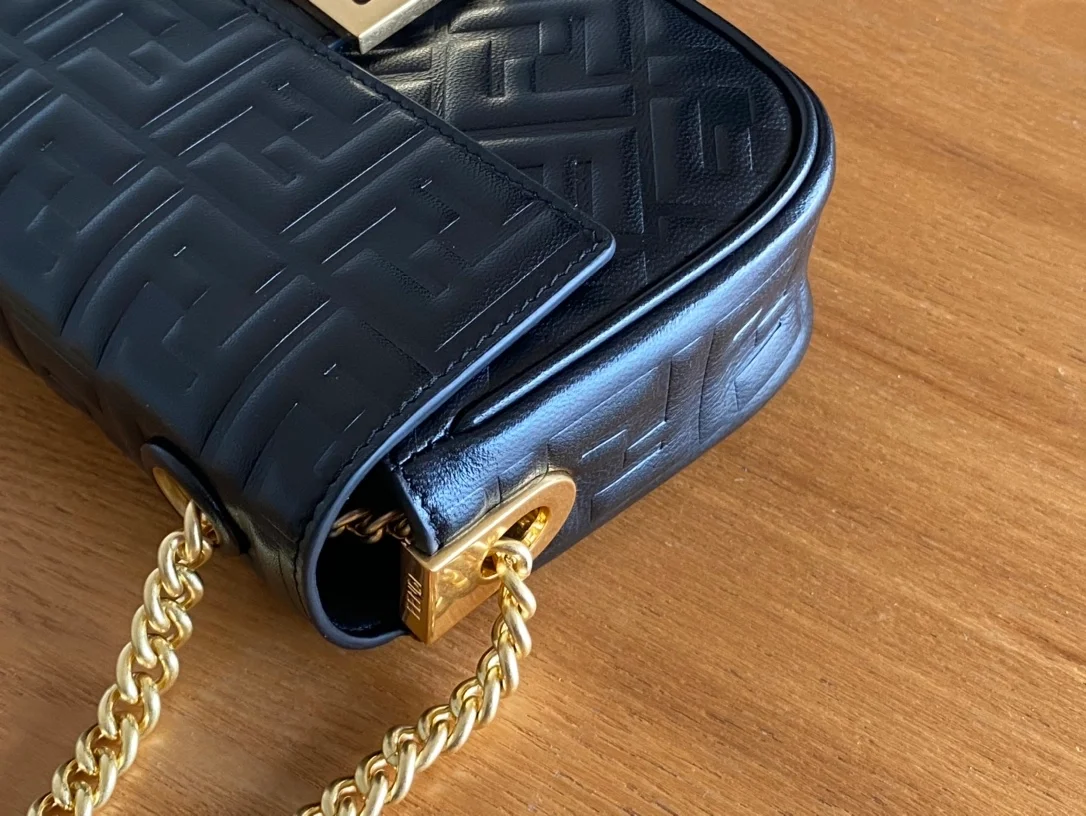 펜디 바게트 미디엄 체인 백 블랙