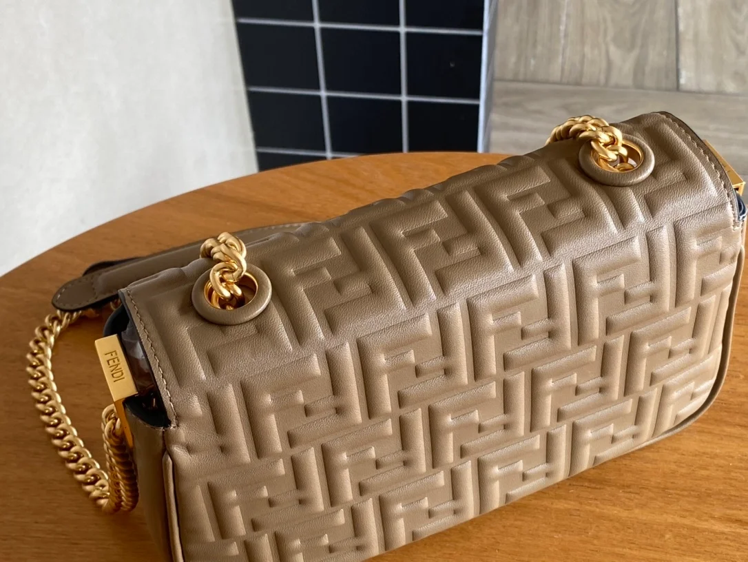 펜디 바게트 미디엄 체인 백 브라운