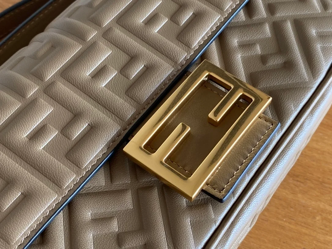 펜디 바게트 미디엄 체인 백 브라운