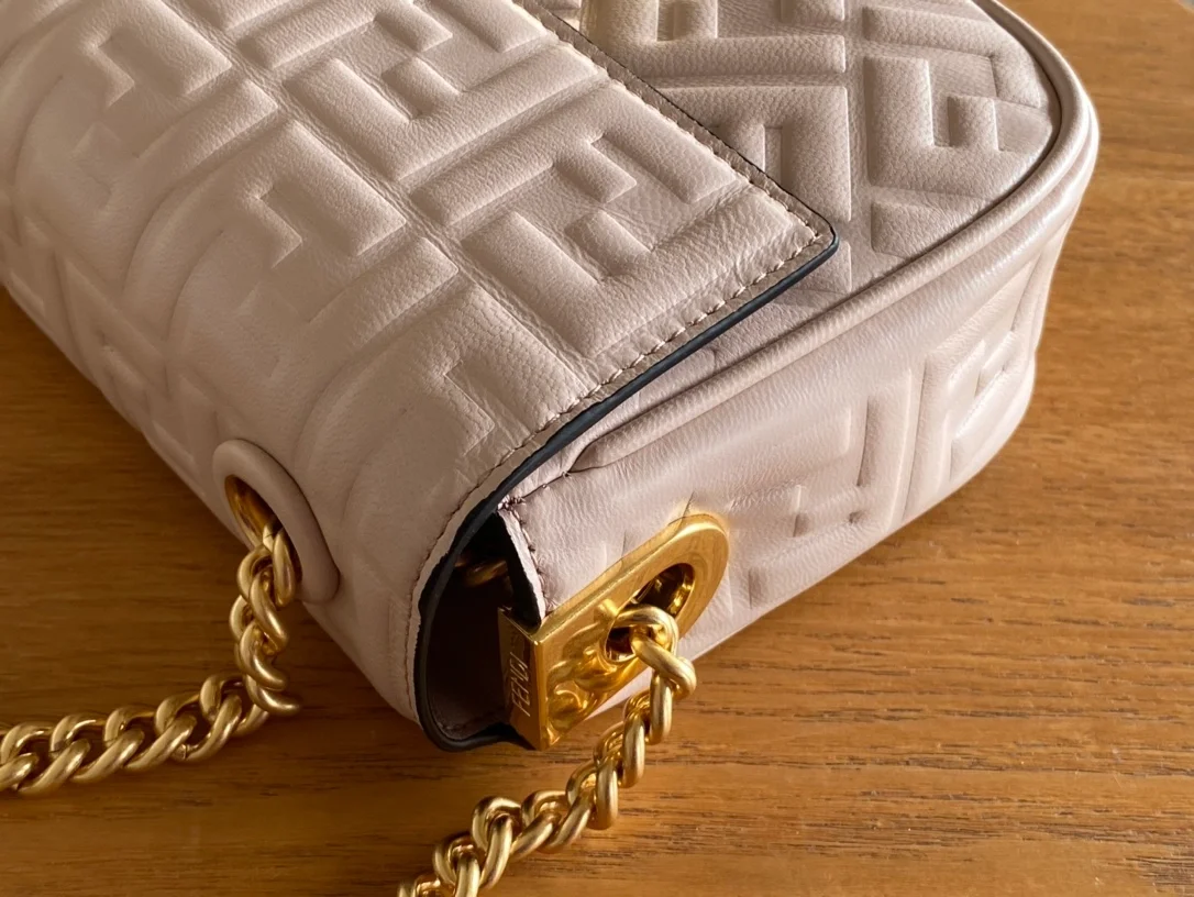 펜디 바게트 미디엄 체인 백 베이지