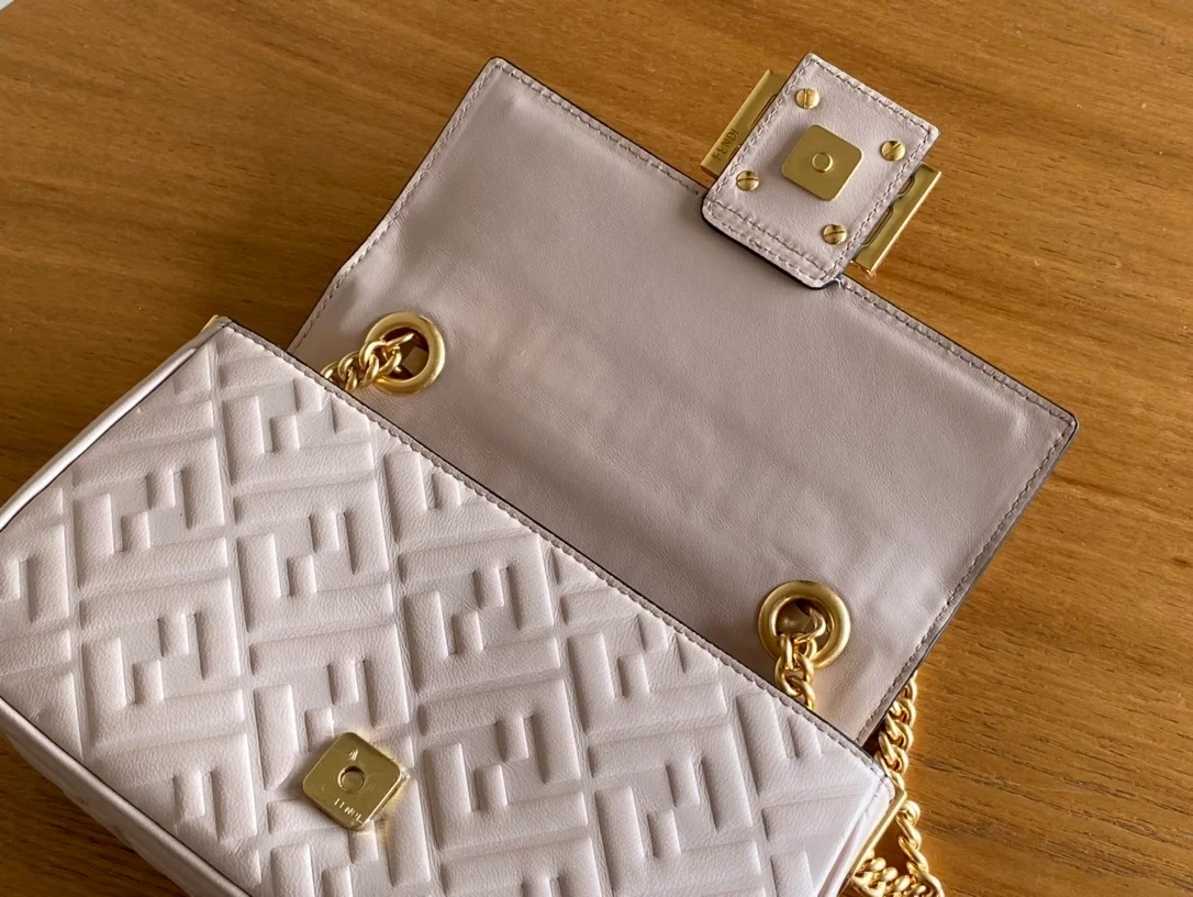 펜디 바게트 미디엄 체인 백 베이지