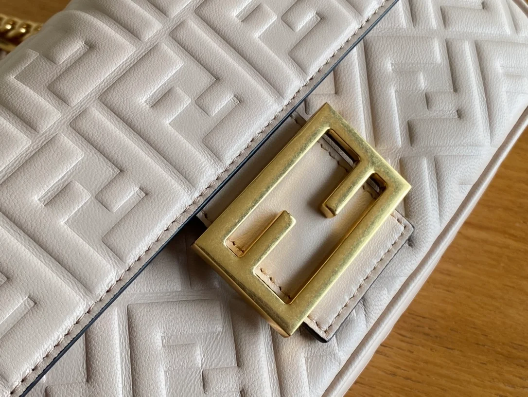 펜디 바게트 미디엄 체인 백 베이지