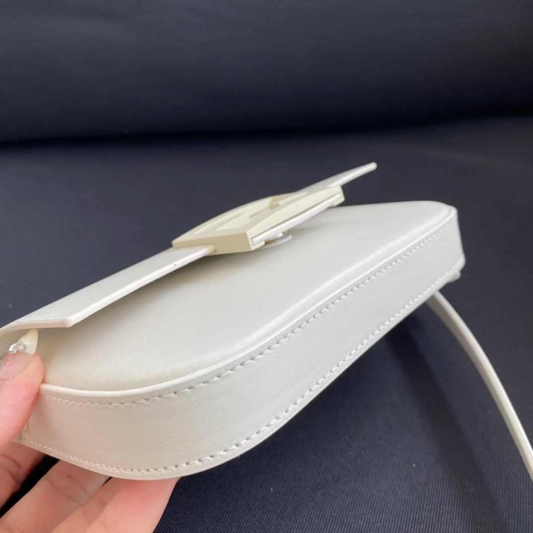 펜디 바게트 폰 파우치 올 화이트